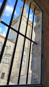 widok na budynek z okna w obiekcie Uzès, au cœur du centre médiéval La Boussole d'Uzès, appartement de caractère du XVII -ème siècle w mieście Uzès
