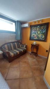 San DonaciにあるB&B Caravaggioのリビングルーム(ソファ、窓付)
