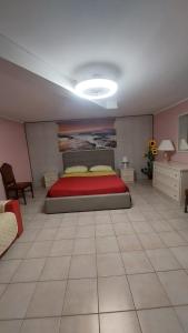 San DonaciにあるB&B Caravaggioのベッドルーム1室(赤毛布付きの大型ベッド1台付)