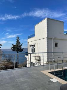 Casa blanca con vistas al agua en WHİTE ROSE VİLLA Jakuzili ve Isıtma Havuzlu en Sapanca