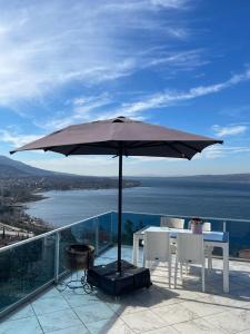 WHİTE ROSE VİLLA Jakuzili ve Isıtma Havuzlu في صبنجة: وجود مظلة كبيرة للجلوس فوق الشرفة
