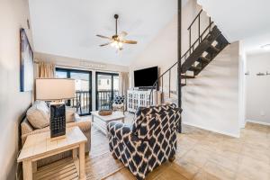 オレンジビーチにあるCotton Bayou 4Hのソファとテーブルのあるリビングルーム