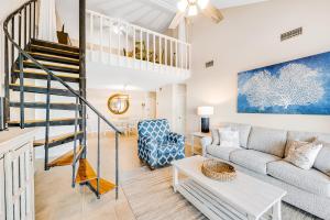 オレンジビーチにあるCotton Bayou 4Hのソファと階段のあるリビングルーム
