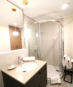 uma casa de banho com um lavatório e um chuveiro em Falcon Apartment Center 1 Warszawa Centralna em Varsóvia
