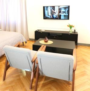 sala de estar con mesa y 2 sillas en Falcon Apartment Center 1 Warszawa Centralna, en Varsovia