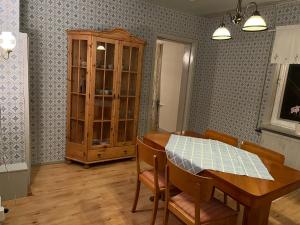 uma sala de jantar com uma mesa e um armário em Daltorp - äldre, charmigt hus på landet em Brunflo