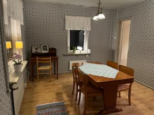 uma cozinha e sala de jantar com mesa e cadeiras em Daltorp - äldre, charmigt hus på landet em Brunflo