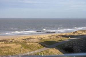 una vista de una playa con el océano en The Loft - Full Sea View - use of hotels Sauna and Pool, en Cadzand