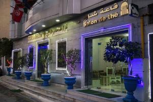 un front de magasin avec des plantes en pot devant lui dans l'établissement Saheb Ettabaa Tunis, à Tunis