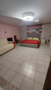 San DonaciにあるB&B Caravaggioのベッドルーム1室(ベッド2台付)が備わります。