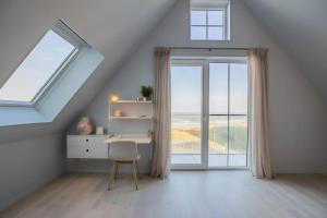 Habitación en el ático con escritorio y ventana grande en The Loft - Full Sea View - use of hotels Sauna and Pool, en Cadzand 46 fotos más
