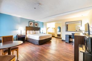 Postel nebo postele na pokoji v ubytování Days Inn by Wyndham Federal Way