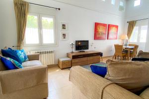 sala de estar con 2 sofás y TV en Mar Menor Villa, en Torre-Pacheco