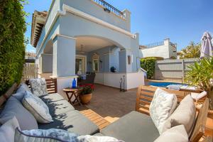 Casa con patio con sofá y mesa en Mar Menor Villa, en Torre-Pacheco
