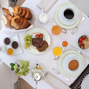 une table avec des assiettes de nourriture et des tasses de café dans l'établissement Le Moulin du Roc, à Brantôme