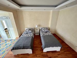 sypialnia z 2 łóżkami w pokoju w obiekcie Wohnen in der Natur aber trotzdem Stadtnah. w Hanowerze