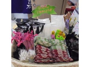 Business Hotel Goi Onsen - Vacation STAY 78238v في Ichihara: سلة مليئة بمختلف أنواع الطعام