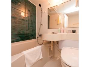 ein Badezimmer mit einem Waschbecken, einer Badewanne und einem WC in der Unterkunft Business Hotel Goi Onsen - Vacation STAY 78233v in Ichihara