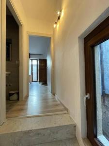 Un pasillo vacío de una casa con un pasillo de noche en Savonarola 45_Casa completa nel centro storico, en Latronico