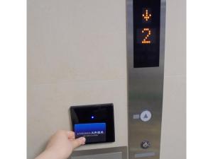 eine Person, die ein Handy vor einem Aufzug hält in der Unterkunft Business Hotel Goi Onsen - Vacation STAY 78233v in Ichihara