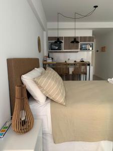 Un dormitorio con una cama con almohadas. en Moderno estudio en el histórico barrio de San Telmo en Buenos Aires
