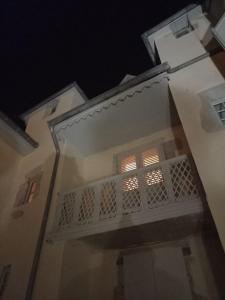 隆勒索涅Les Meublés du Colombier的一座带窗户和阳台的建筑 更多1张照片