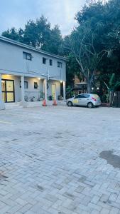Bangunan di mana terletaknya rumah tamu ini