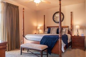 セントジョージにある2102 Las Palmas Main level, 3 bd, 2 bath Las Palmas Unit, Shared Pool and Hot Tubのベッドルーム(天蓋付きベッド1台、鏡付) +57枚の写真