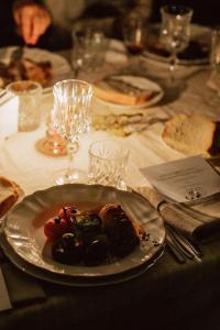 una mesa con un plato de comida en una mesa en Pensiunea Retezat, en Rîu de Mori