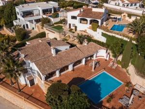 una vista aérea de una casa con piscina en Belvilla by OYO Casa Gloria, en Benissa
