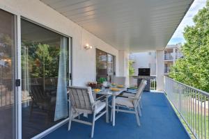 セントジョージにある605 Elevator Access, private balcony with beautiful mountain views, and more!のバルコニーにテーブルと椅子が置かれたパティオ