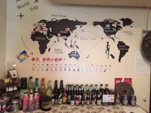 Un mapa del mundo en una pared con botellas en Komorebi no Ie - Vacation STAY 58225v, en Uji