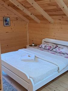 um quarto com 2 camas num quarto de madeira em Olive & sea, Luxury two bedrooms cabin for 8 em Ulcinj