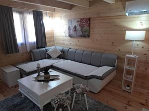 uma sala de estar com um sofá e uma mesa em Olive & sea, Luxury two bedrooms cabin for 8 em Ulcinj