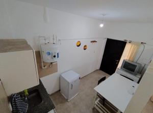 une petite cuisine avec un réfrigérateur et un micro-ondes dans l'établissement Apart La Mochita III, à San Fernando del Valle de Catamarca