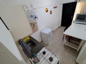 une vue aérienne d'une cuisine avec un four à plaques de cuisson dans l'établissement Apart La Mochita III, à San Fernando del Valle de Catamarca