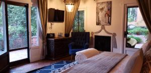 TV a/nebo společenská místnost v ubytování Tres Fuentes Hotel Boutique