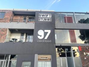 un edificio con un cartel que dice estudios rápidos en él en Coco Swift No.4, en Ciudad del Cabo