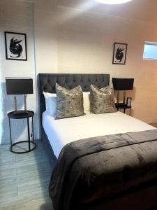 Un dormitorio con una cama grande con almohadas. en Coco Swift No.4, en Ciudad del Cabo