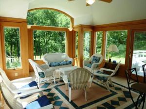 A seating area at Light Of The Valley River House