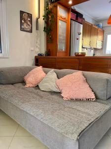 ein Sofa mit zwei Kissen in der Küche in der Unterkunft My Way Hotel in Athen
