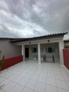 una casa con un gran patio frente a ella en Casa de hospedagem Ferreira - Renascença, en São Luís