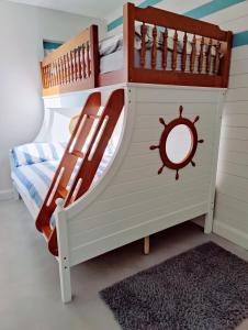 una camera da letto per bambini con un letto a forma di nave di Crow's Nest Glandore - 2 - Self Catering a Glandore