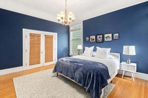 Dormitorio azul con cama y pared azul en Gorgeous Victorian Flat, en San Francisco