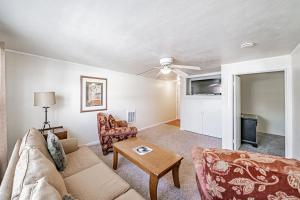 ein Wohnzimmer mit einem Sofa und einem Tisch in der Unterkunft Suites of Lava Hot Springs in Lava Hot Springs