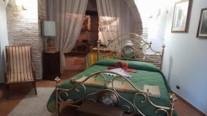 a bedroom with two beds with green sheets and a red bow at AL CANTINONE in Toffia