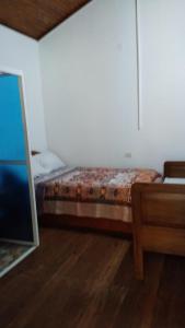 Ein Bett oder Betten in einem Zimmer der Unterkunft Posada Turística Las Orquídeas