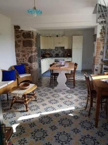 una cucina e una sala da pranzo con tavolo e sedie di Casa Matilda - Abbasanta - Sardegna - IUN R4877 ad Abbasanta