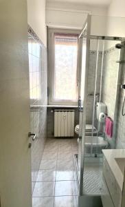 e bagno con doccia, servizi igienici e finestra. di Appartamento Le Risaie a Vercelli