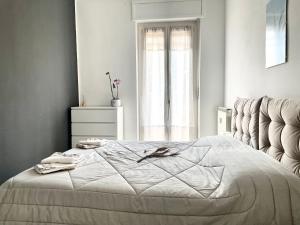una camera da letto con un grande letto e una finestra di Appartamento Le Risaie a Vercelli